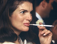 Jacqueline Kennedy avec son fume-cigarette